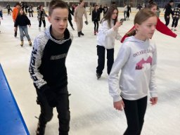 b_1024_768_0_00_images_2022_2023_WYCIECZKI_Lodowisko_337051279_1165359874163445_7788896668976688547_n